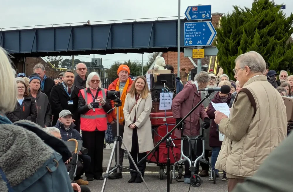 Cllr Ireland and MP Vikki Slade at a demonstration against the crossing's closure